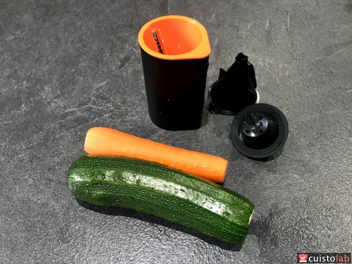 Test du taille-légume Yoassi avec la carotte et la courgette