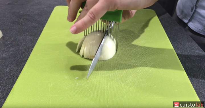 Peigne découpe oignon utilisé avec un couteau