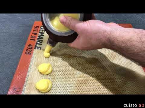 Réalisation de petits choux avec lapoche à douille Lékué