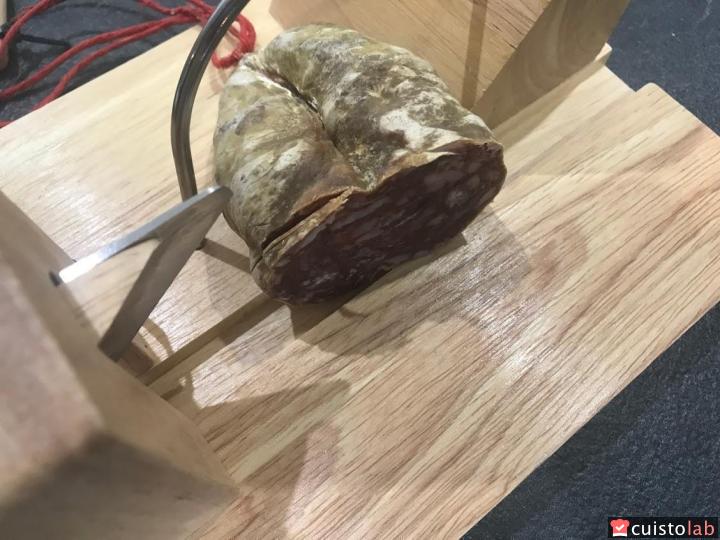 Le modèle La Sélection se heurte au saucisson dur