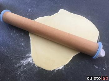 La pâte étalée grâce au rouleau à pâtisserie