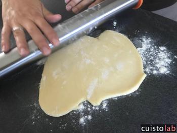 Test d'étalement de la pâte avec le rouleau Inox