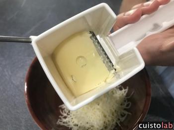 Un gros morceau de fromage reste coincé