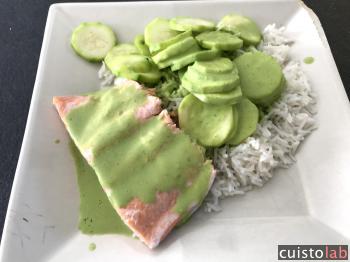 Saumon cuit à la vapeur avec courgette, riz et sauce basilic