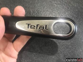 La cuillère Tefal peut se ranger sur un crochet