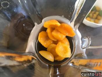 Réalisation d'un jus de fruits avec le blender Aicok