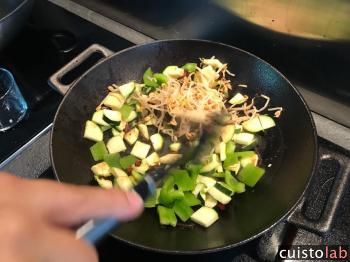 On ajoute ensuite radis, poivrons et courgettes