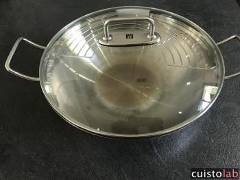 Le wok Zwilling est livré avec couvercle en verre et grille Inox