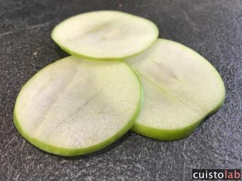 Les tranches de pomme obtenues avec la mandoline