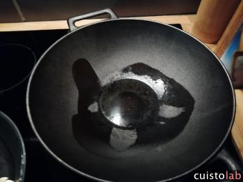 Pour rendre le wok moins adhérent, on chauffe de l'huile, on laisse refroidir et on éponge avec du sopalin