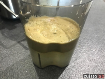 Un petite carafe permet de récolter le jus