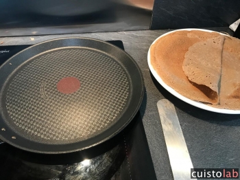 La crêpière sur le feu