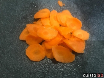 Des rondelles fines de carotte avec la râpe Silvercrest