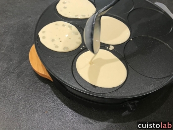 On remplit les emplacements des mini-crêpes