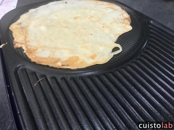 Avec l'autre plaque, 1 grande crêpe et 1 gril