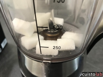 Quelques morceaux de sucre dans le blender