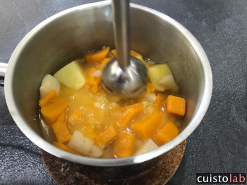 Les légumes sont cuits dans la casserole