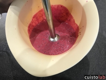 Le smoothie de framboise se prépare