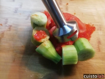 Dans un saladier, les légumes du gaspacho