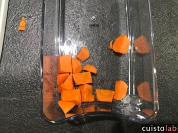 Les cubes tombent directement dans la boîte plastique