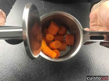 Les morceaux de carotte cuite sont placés dans le bol