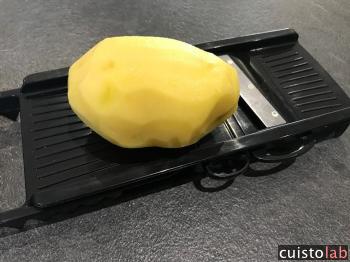 Test de la mandoline Elle à Table avec une pomme de terre