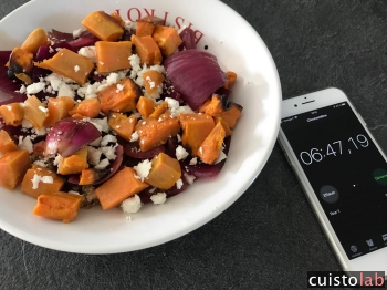 Salade de quinoa aux patates douces rôties, oignons au vinaigre et feta