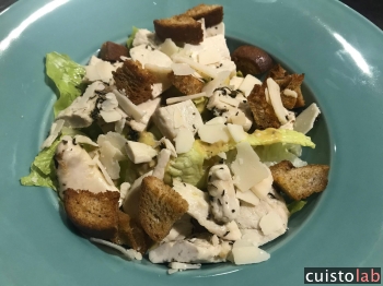 Salade caesar au poulet et croûtons