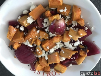 Salade de quinoa aux patates douces rôties, oignons au vinaigre et feta