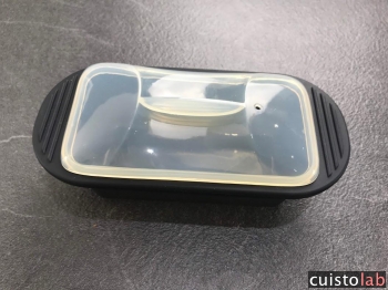 Le moule est doté d'un couvercle transparent