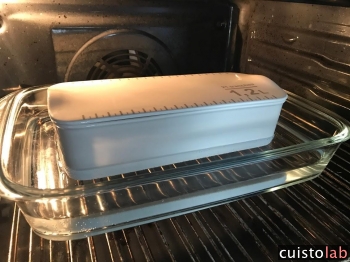 Le four est réglé à 120°C et la terrine est dans un bain-marie