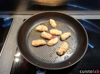 On grille les nuggets à la poêle