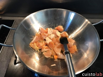 Cuisson du poulet dans le wok Zwilling