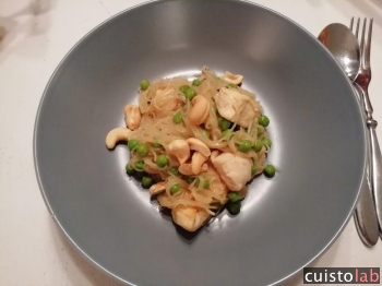 Vermicelles de riz au poulet et noix de cajou