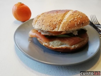 Au petit déjeuner, oeuf et saumon fumé