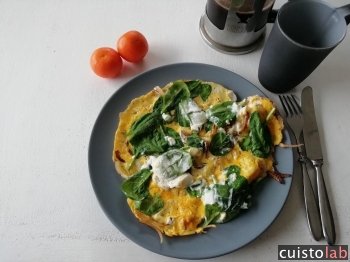 Le petit déjeuner, omelette épinards et fromage blanc