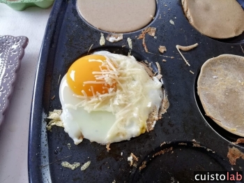 Préparation des crêpes salées avec oeuf