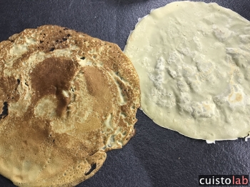 La première crêpe est cuite, pas les autres