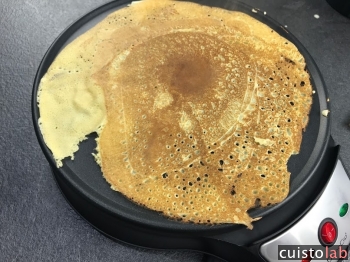 La première crêpe cuit très rapidement