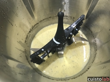 On prépare une crème anglaise avec le fouet