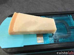 Le parmesan sur la mandoline posée sur son socle