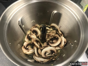 On ajoute champignons et bouillon