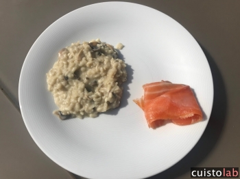 Le risotto servi avec du saumon fumé