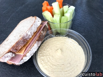 Le petit repas avec le houmous et les crudités