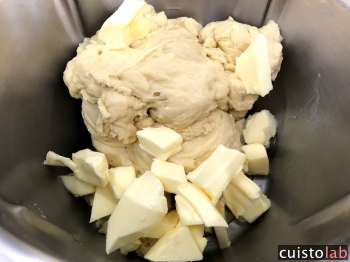 Ajout du beurre et nouveau pétrissage