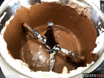 Blanc et ganache sont mélangés au robot