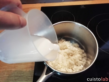 On le remet dans la casserole avec le lait de coco