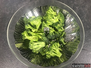 Le brocoli est placé sur le panier lui même posé dans notre saladier en verre