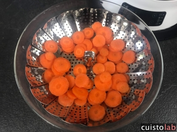 La carotte doit être coupée en rondelles