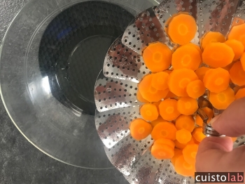 Le panier évite que les carottes baignent dans l'eau du fond